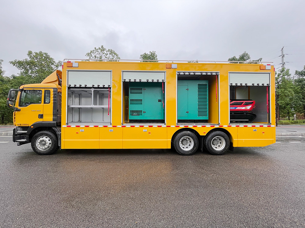 Large flow drainage rescue vehicle