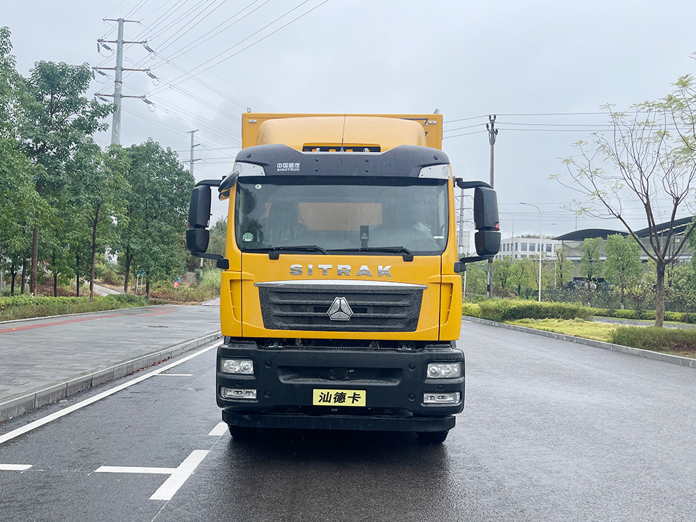 Large flow drainage rescue vehicle