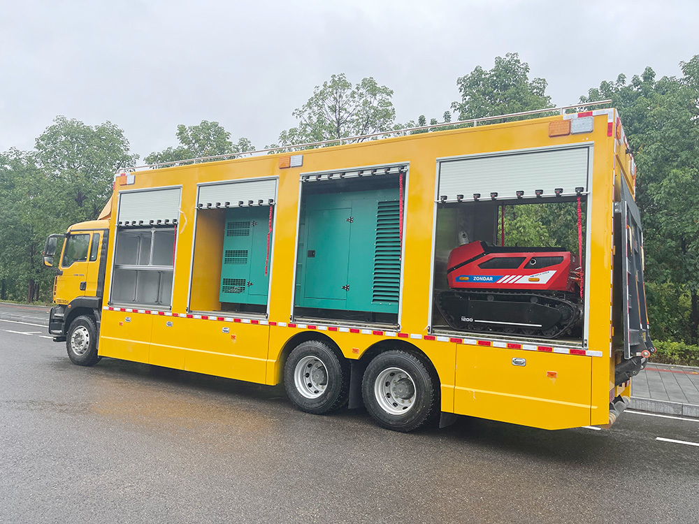 Large flow drainage rescue vehicle