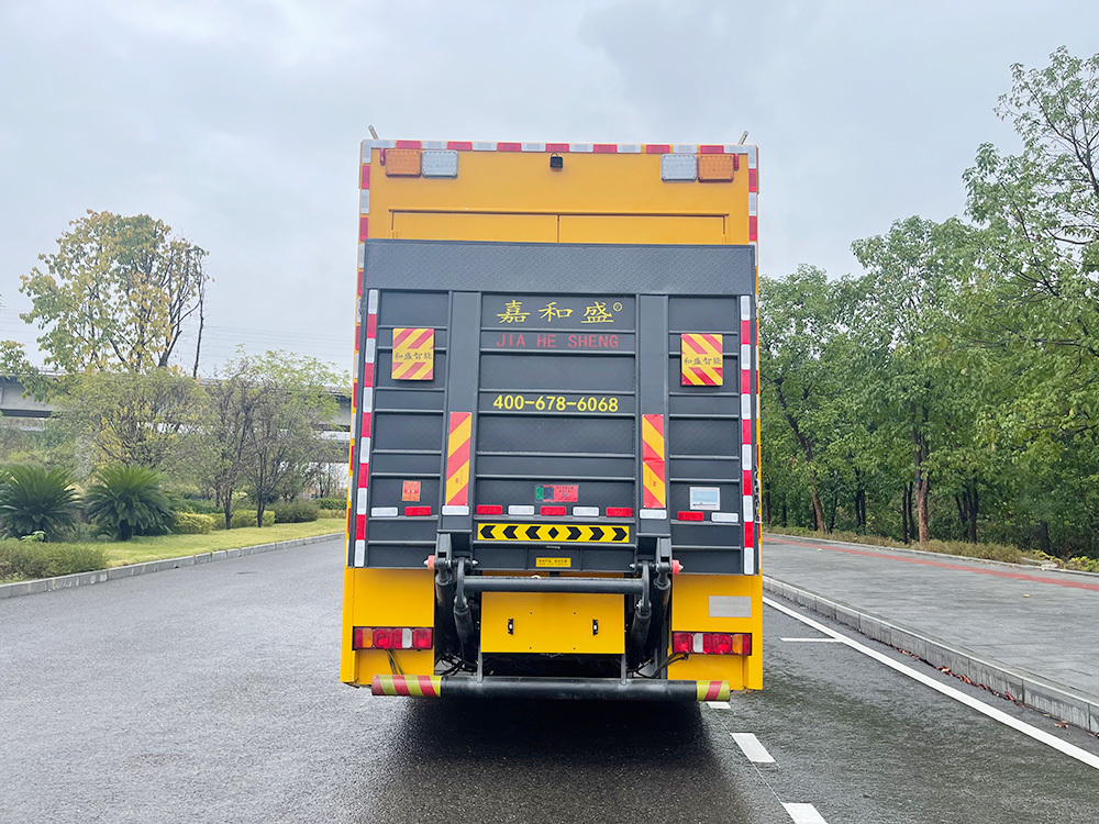 Large flow drainage rescue vehicle
