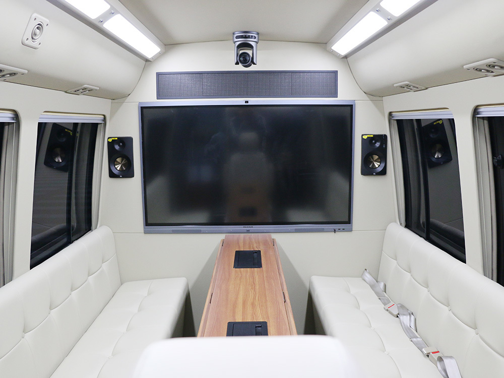 Communication command vehicle