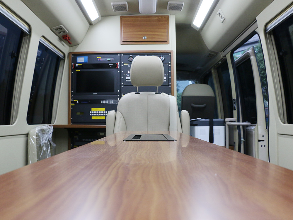Communication command vehicle