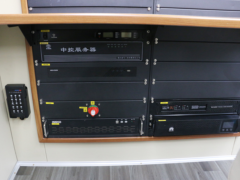 Communication command vehicle