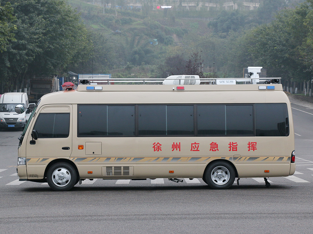 Communication command vehicle